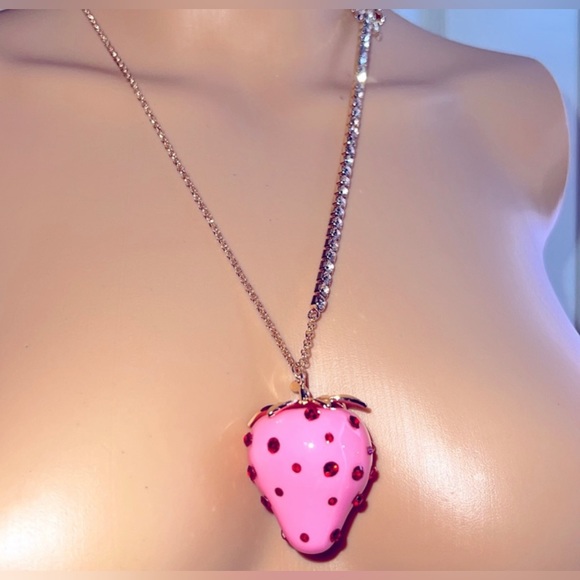 NWT ⚜️💖⚜️ Betsey Johnson Strawberry Rhinestone Bow Necklace - Picture 7 of 11